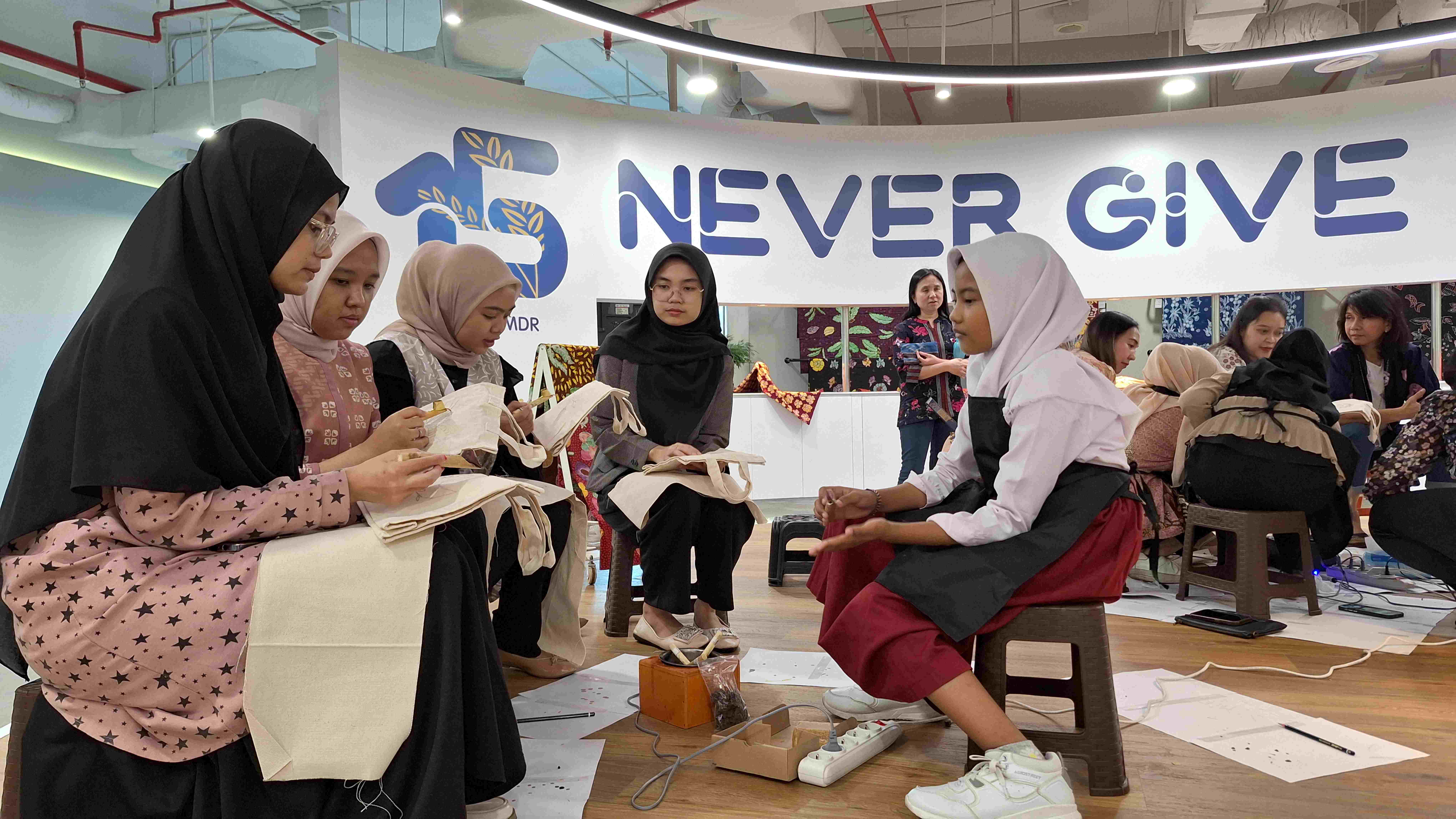 Semangat Melestarikan Budaya Lewat Tangan Kecil Anak-Anak SDN Tengklik