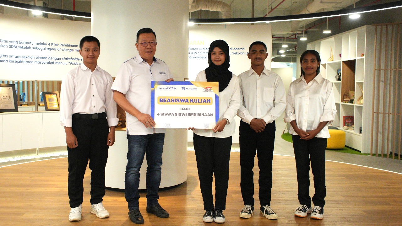 Astra Serahkan Beasiswa Perguruan Tinggi Perdana  kepada Empat Siswa Binaan